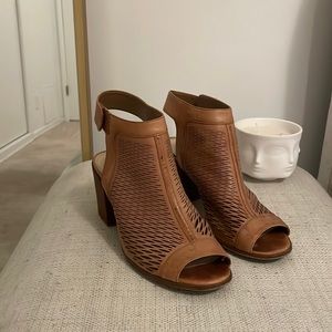 Vince Camuto Camel block heel sandals